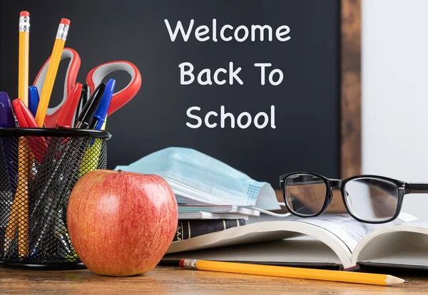 Arka planda karatahtaya yazılmış 