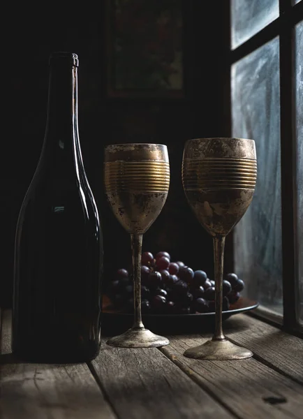 Старовинні Винні Чашки Пляшка Біля Вікна Виноградом Фоні Сільського Дерев — стокове фото