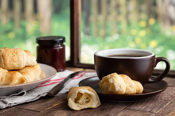 Tazza Caffè Croissant Tavolo Legno Rustico Una Finestra Con Scena — Foto Stock