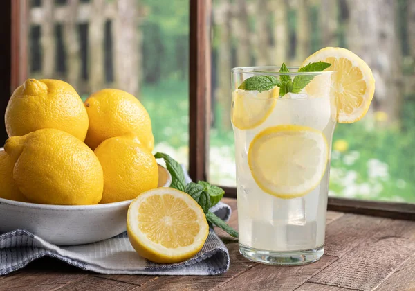 Vaso Limonada Casera Limones Sobre Una Mesa Madera Junto Una —  Fotos de Stock