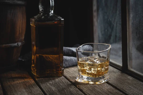 Verre Whisky Avec Glace Bouteille Côté Fenêtre Sur Une Table — Photo