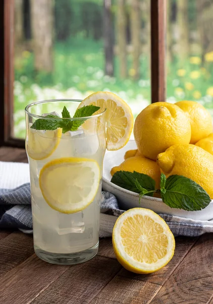 Склянка Домашнього Лимонаду Лимонів Дерев Яному Столі Біля Вікна Сільським — стокове фото