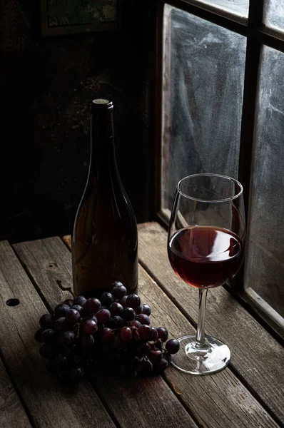 Bicchiere Vino Rosso Con Uva Bottiglia Sul Tavolo Legno Rustico — Foto Stock