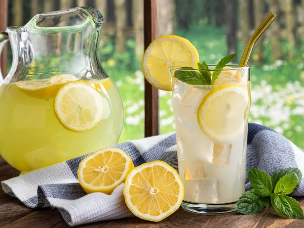 Copa Limonada Jarra Con Limones Sobre Una Mesa Madera Junto —  Fotos de Stock