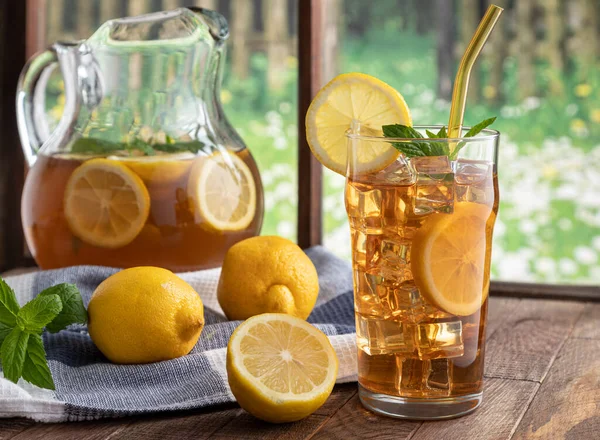 Склянка Крижаного Чаю Лимоном Ятою Дерев Яному Столі Біля Вікна — стокове фото