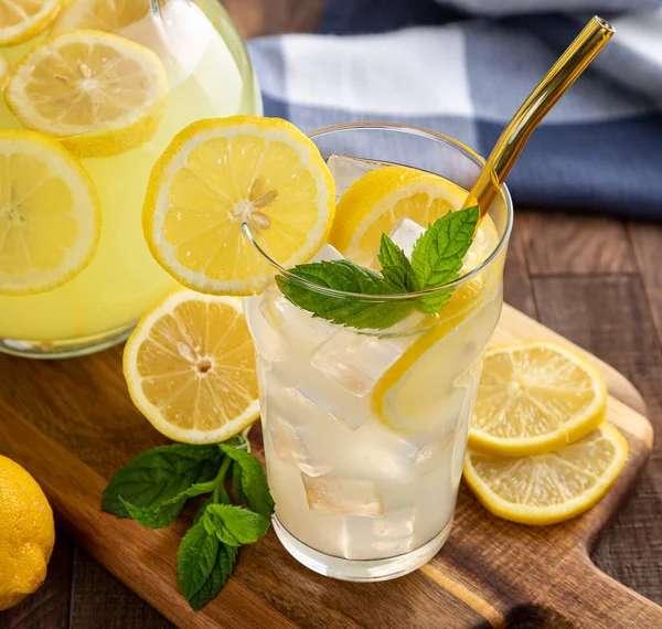 Großaufnahme Eines Glases Limonade Mit Zitronenscheiben Und Minzblättern Auf Einem — Stockfoto