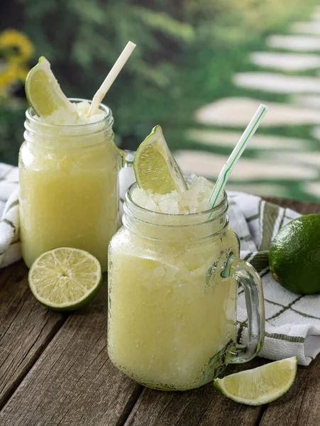 Slush Drankje Met Limoen Glazen Potten Buiten Een Houten Tafel — Stockfoto