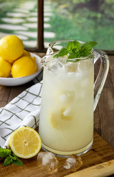 Brocca Limonata Con Limoni Tavolo Legno Una Finestra Con Scena — Foto Stock