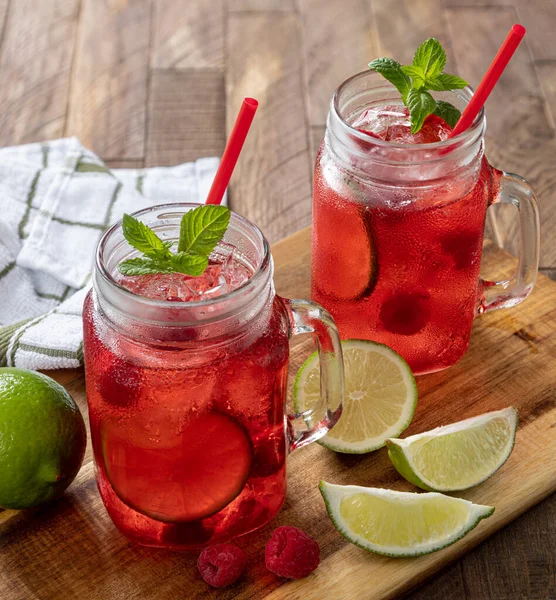 Dos Vasos Jugo Arándano Con Frambuesas Lima Sobre Una Mesa —  Fotos de Stock