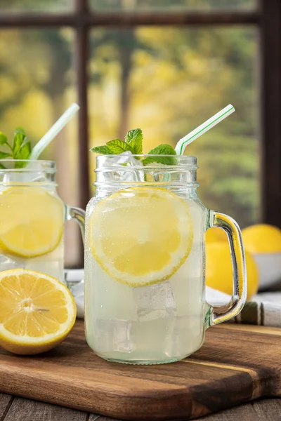 Copa Limonada Con Limón Menta Junto Una Ventana Con Escena —  Fotos de Stock