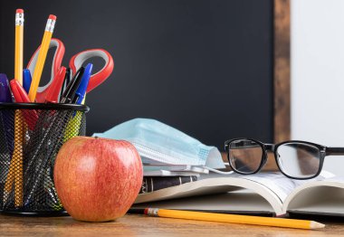 Okul malzemeleri ile sınıf masası ve fotokopi alanı için arka planda boş karatahta