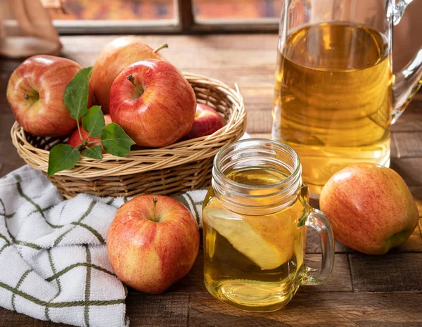 Bicchiere Succo Mela Mele Fresche Tavolo Legno Rustico — Foto Stock