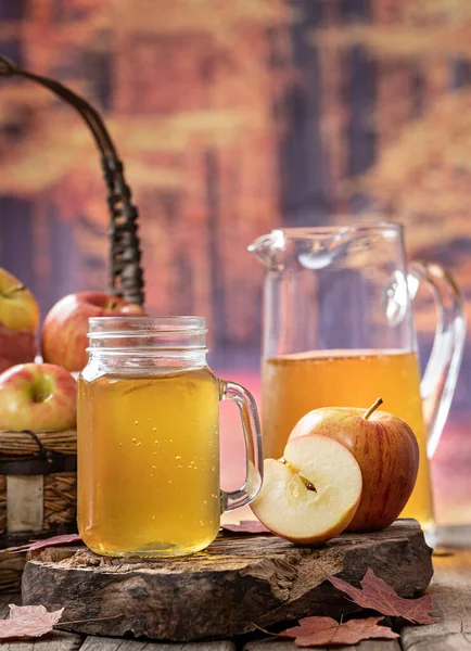 Glas Äppeljuice Och Färska Äpplen Rustik Träbord Med Hösten Bakgrund — Stockfoto