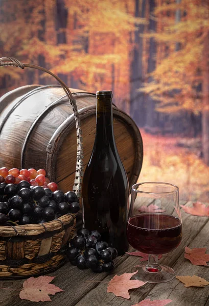 Verre Vin Rouge Raisins Frais Extérieur Sur Une Table Bois — Photo