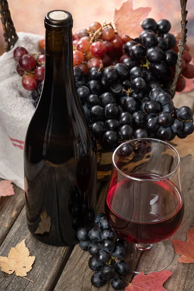 Bicchiere Vino Rosso Con Bottiglia Uva Fresca Tavolo Legno Rustico — Foto Stock