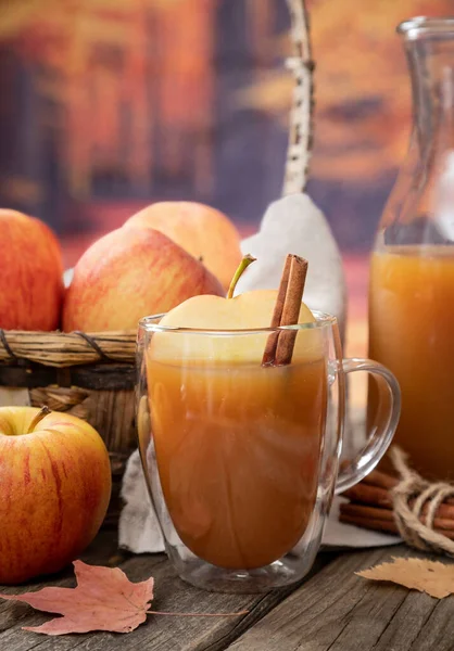 Närbild Ett Glas Äppelcider Och Färska Äpplen Rustik Träbord Med — Stockfoto