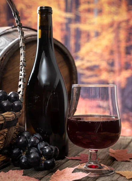 Verre Vin Rouge Bouteille Amd Avec Raisins Extérieur Sur Une — Photo