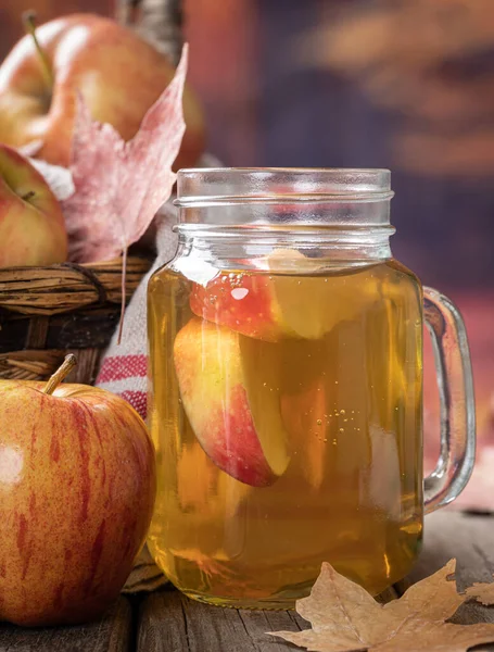 Närbild Ett Glas Äppeljuice Och Äpplen Träbord Med Höst Bakgrund — Stockfoto