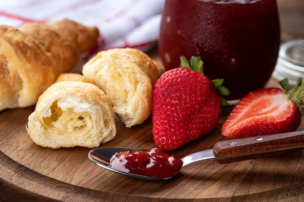 Conserve Fragole Con Fragole Fresche Croissant Piatto Legno — Foto Stock