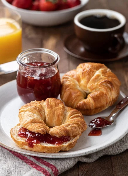 Croissants Und Erdbeermarmelade Auf Einem Teller Mit Orangensaft Und Kaffee — Stockfoto