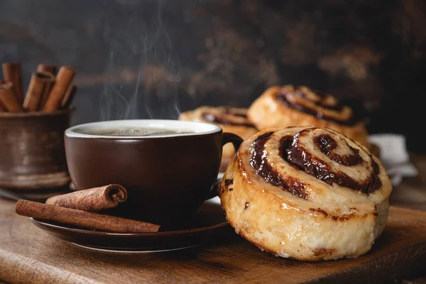 Cinnamon Roll Steaming Hot Cup Coffee Cinnamon Sticks Rustic Wooden — Stock Photo, Image