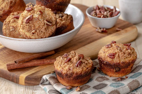 Närbild Kanel Streusel Mutter Muffins Servett Med Skål Med Muffins — Stockfoto