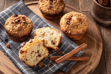Tarçınlı fındıklı kekler ve tarçınlı çubuklar ahşap tabakta 