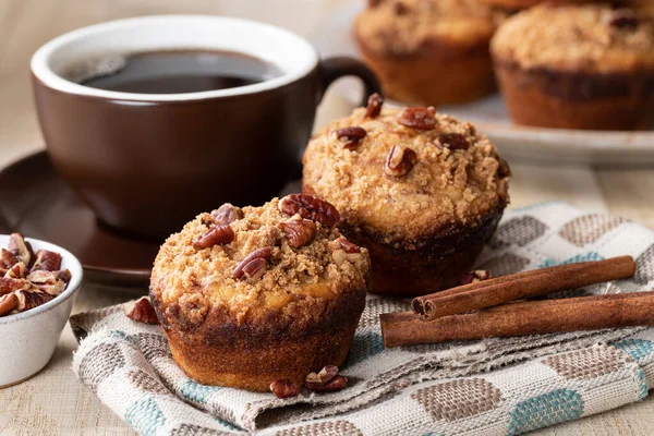 Sluitingen Van Kaneel Streusel Moer Muffins Kop Koffie Een Houten — Stockfoto