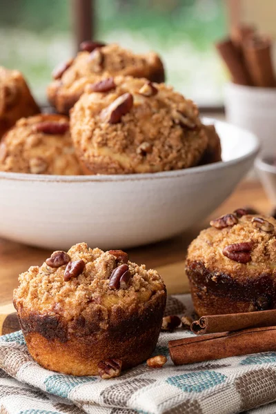 Kaneel Streusel Moer Muffins Een Servet Met Kom Van Muffins — Stockfoto