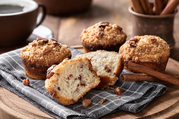 Zimt Streuselnuss Muffins Auf Einem Holzteller Mit Kaffee Und Zimtstangen — Stockfoto