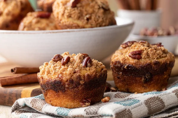Primer Plano Muffins Canela Streusel Nut Una Servilleta Con Tazón —  Fotos de Stock