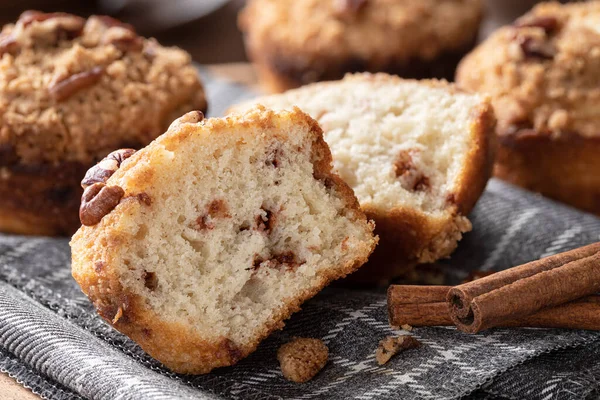 Gros Plan Muffins Cannelle Bâtonnets Cannelle Sur Une Serviette — Photo