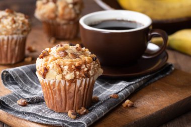 Muzlu fındıklı kek ve bez peçetenin üzerinde bir fincan kahve ve kesme tahtası