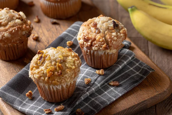 Sluiten Van Bananenmoer Muffins Een Doek Servet Met Bananen Achtergrond — Stockfoto