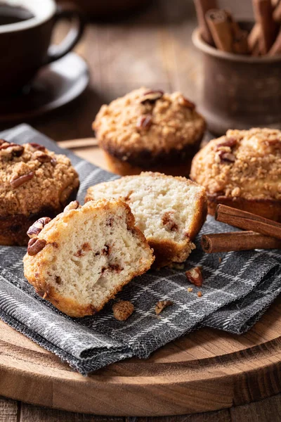 Kaneel Streusel Moer Muffins Een Houten Schotel Met Koffie Kaneelstokjes — Stockfoto