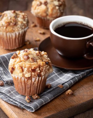 Muzlu fındıklı kek ve bez peçetenin üzerinde bir fincan kahve ve kesme tahtası