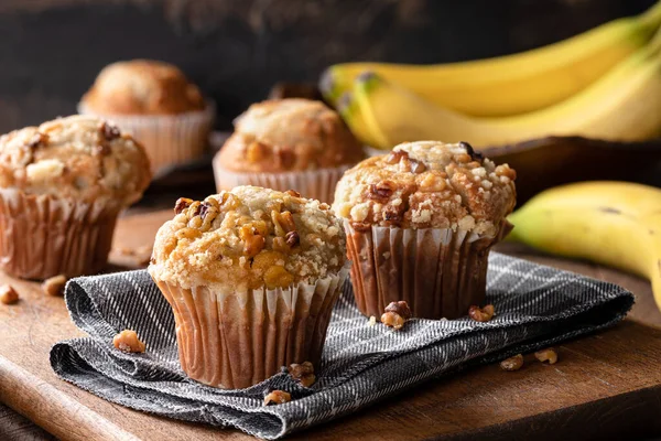 Bananennuss Muffins Auf Einer Stoffserviette Mit Bananen Hintergrund — Stockfoto