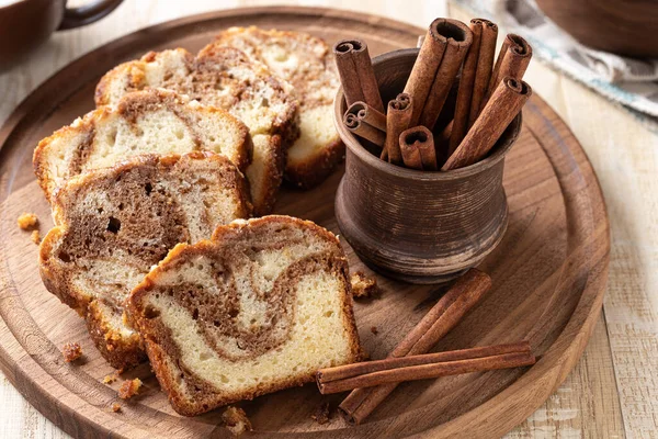 Zimt Wirbelkuchen Und Zimtstangen Scheiben Auf Einer Hölzernen Platte — Stockfoto