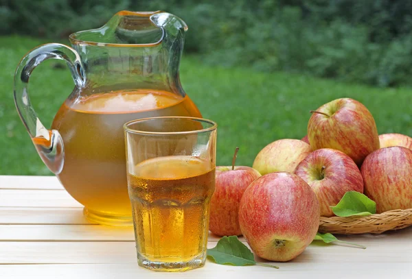 Bicchiere di succo di mela — Foto Stock