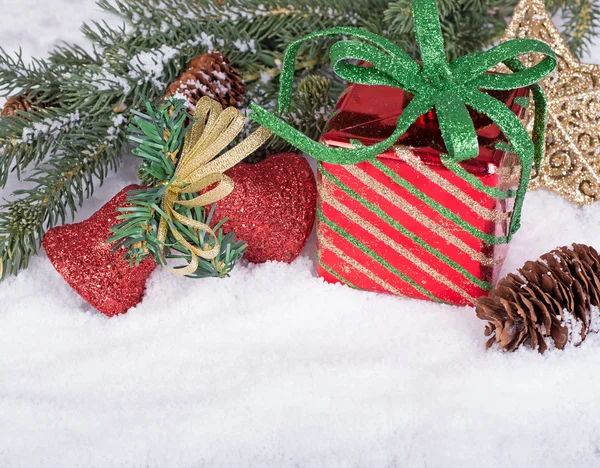 Hediye kutusu ve Noel süsler — Stok fotoğraf