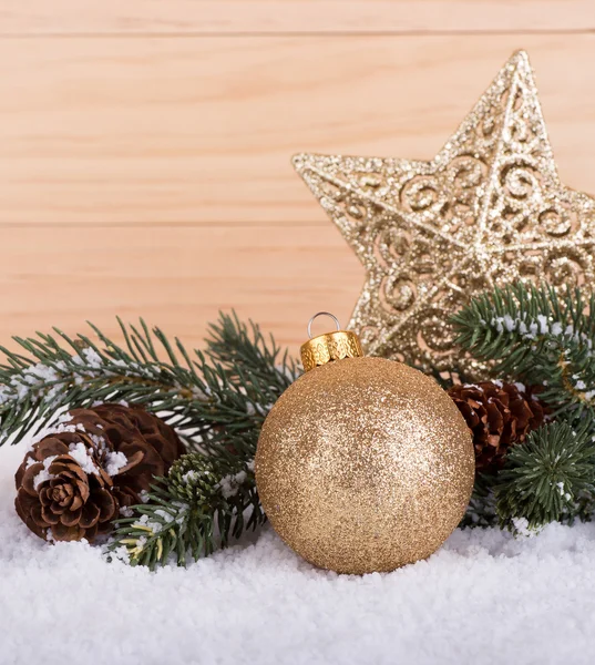 Bola de navidad de oro — Foto de Stock