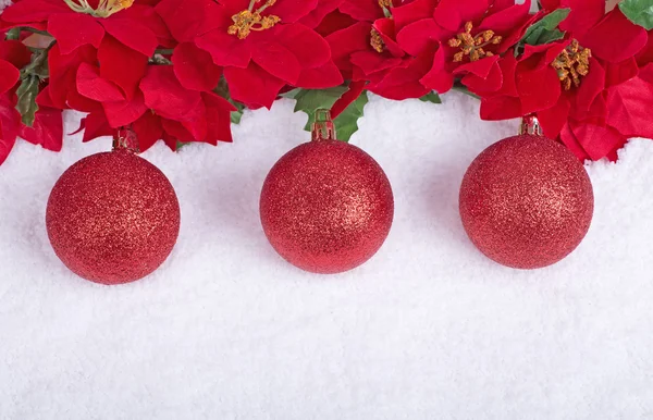 Trois boules de Noël rouges — Photo