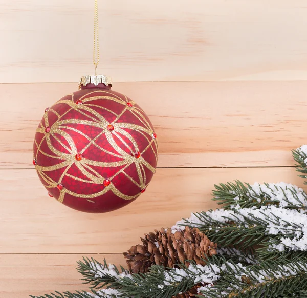 Bola de Navidad roja y dorada — Foto de Stock