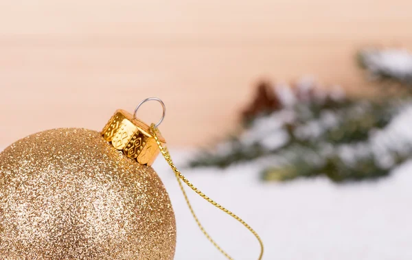 Bola de Natal de ouro Closeup — Fotografia de Stock