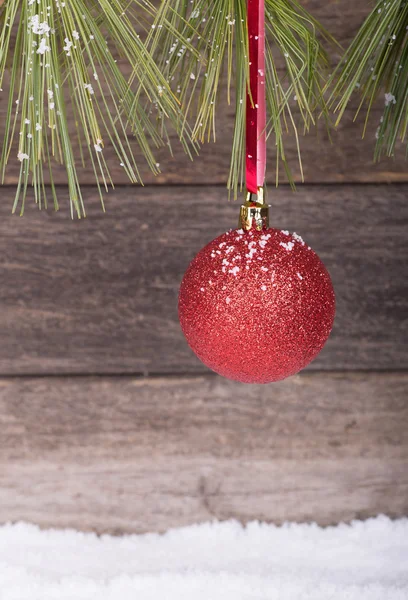Colgando bola roja de Navidad —  Fotos de Stock