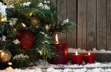 Noel süslemeleri ve yanan mumlar.