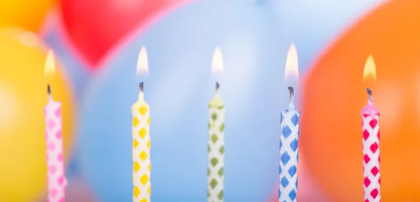 Cinco velas de cumpleaños ardientes — Foto de Stock