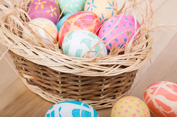 Velikonoční koš barevných vajec — Stock fotografie