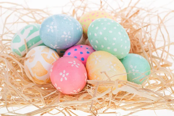 Un mucchio di uova di Pasqua decorate — Foto Stock