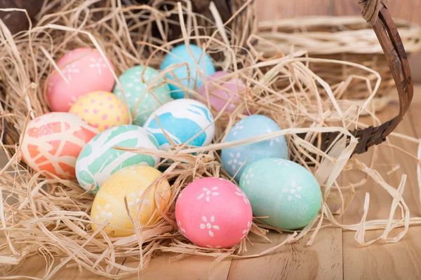 Huevos de Pascua derramados de una cesta — Foto de Stock